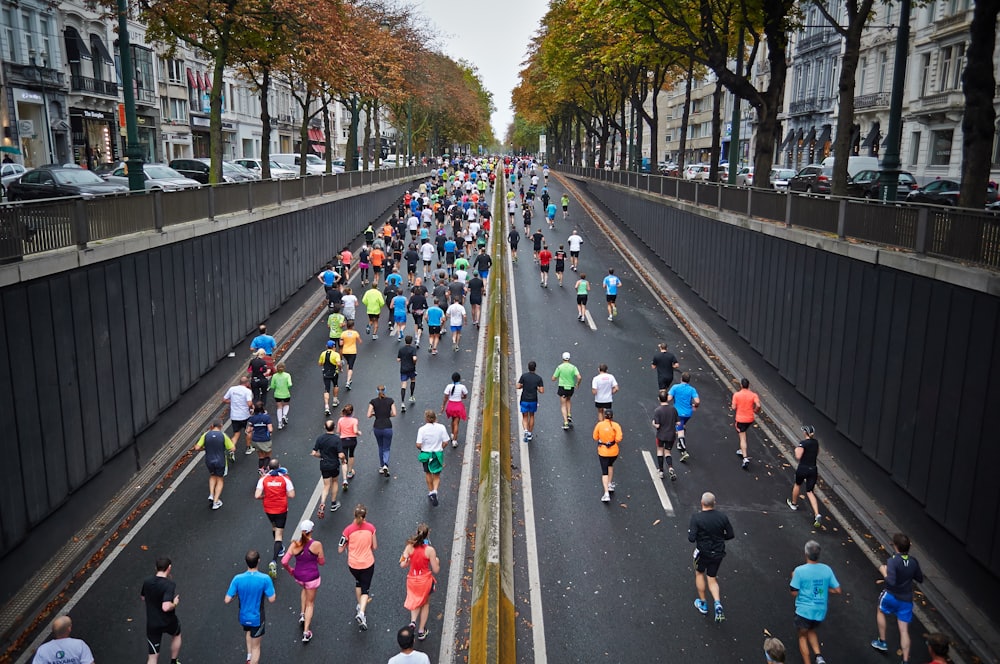 Des coureurs sur une grande avenue, vus de dessus