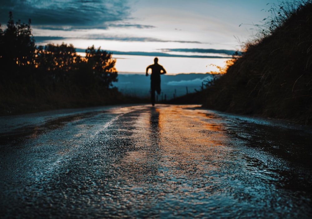 Un coureur seul sur une route au lever du jour